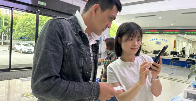 武陵区政务中心“帮代办”服务跨越语言障碍解民忧