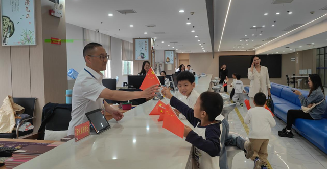 童心送红旗 礼赞祖国情