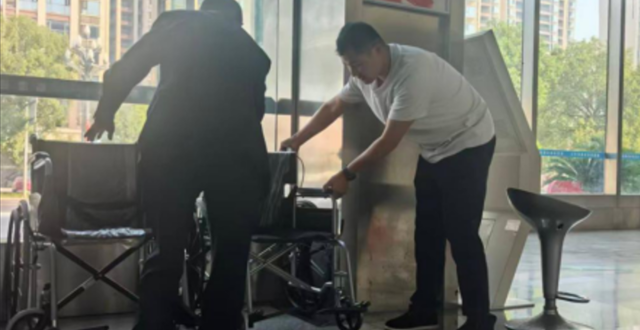 爱心轮椅又添一台 政务服务更添温度